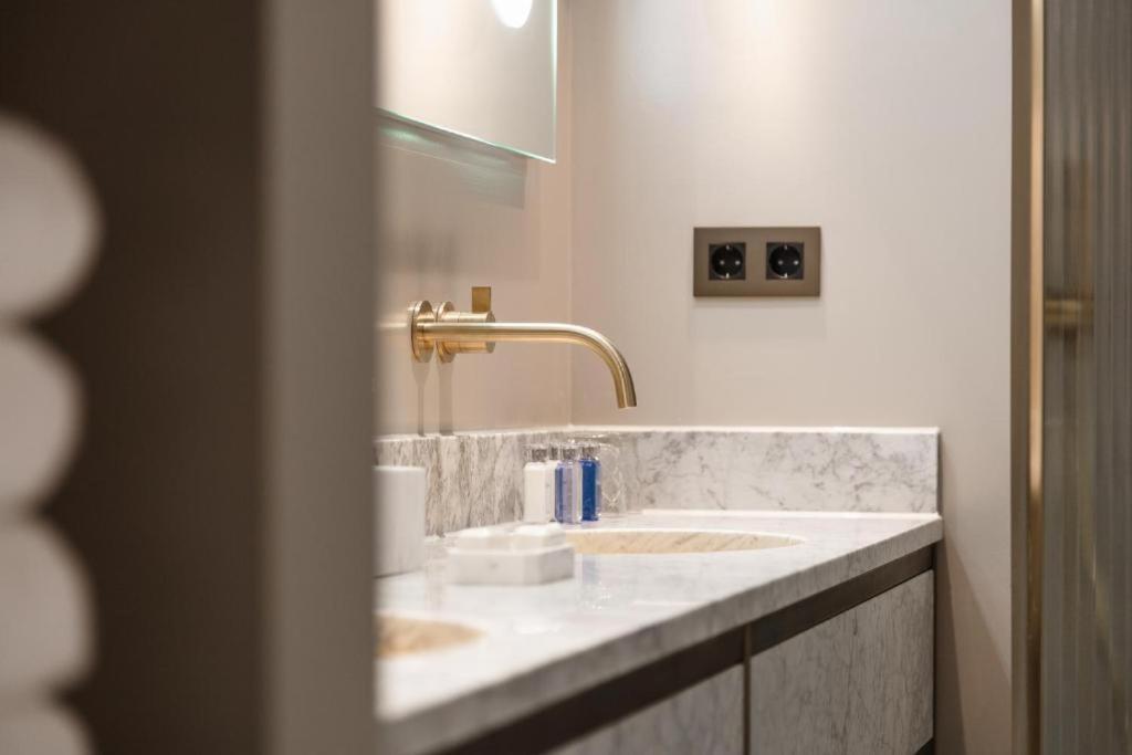 Hotel 717 Amsterdam Bagian luar foto A bathroom at The Standard London