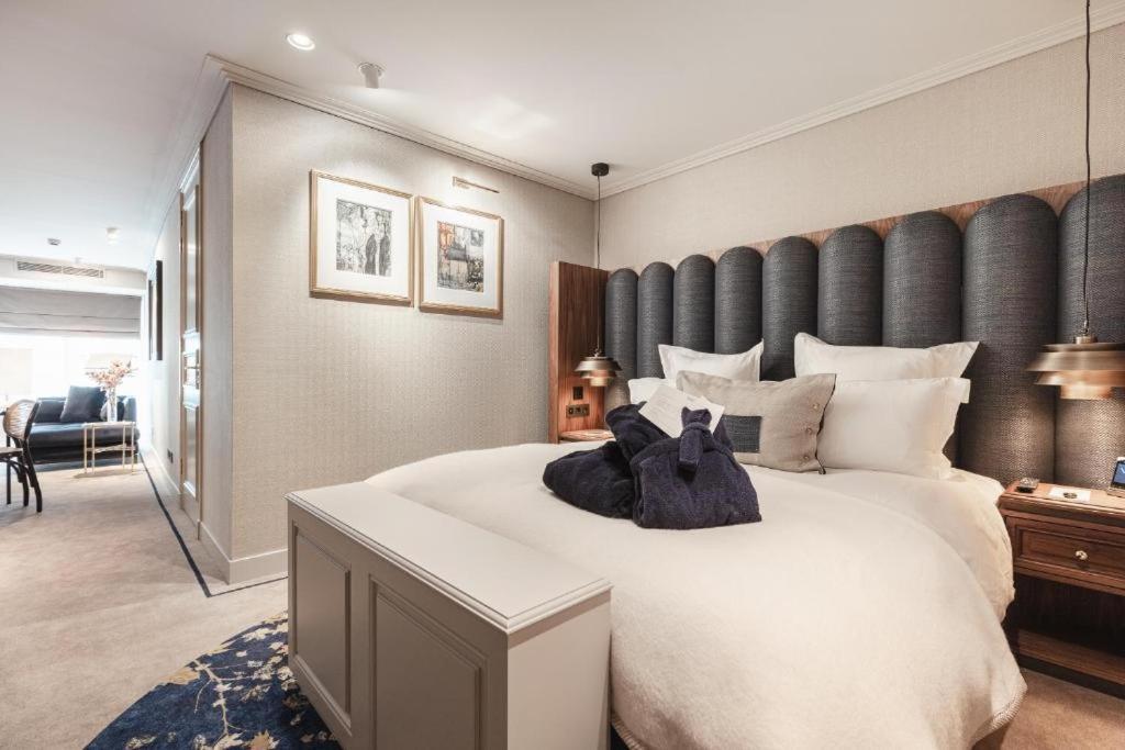 Hotel 717 Amsterdam Bagian luar foto A bedroom at the hotel