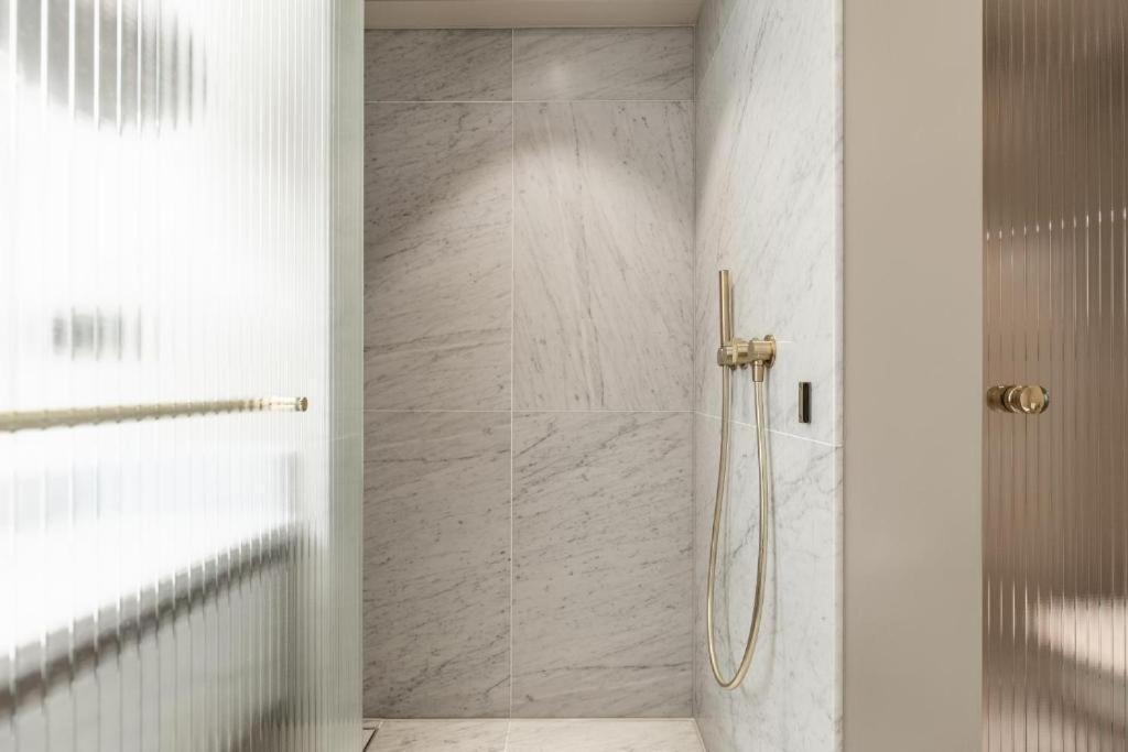 Hotel 717 Amsterdam Bagian luar foto A shower