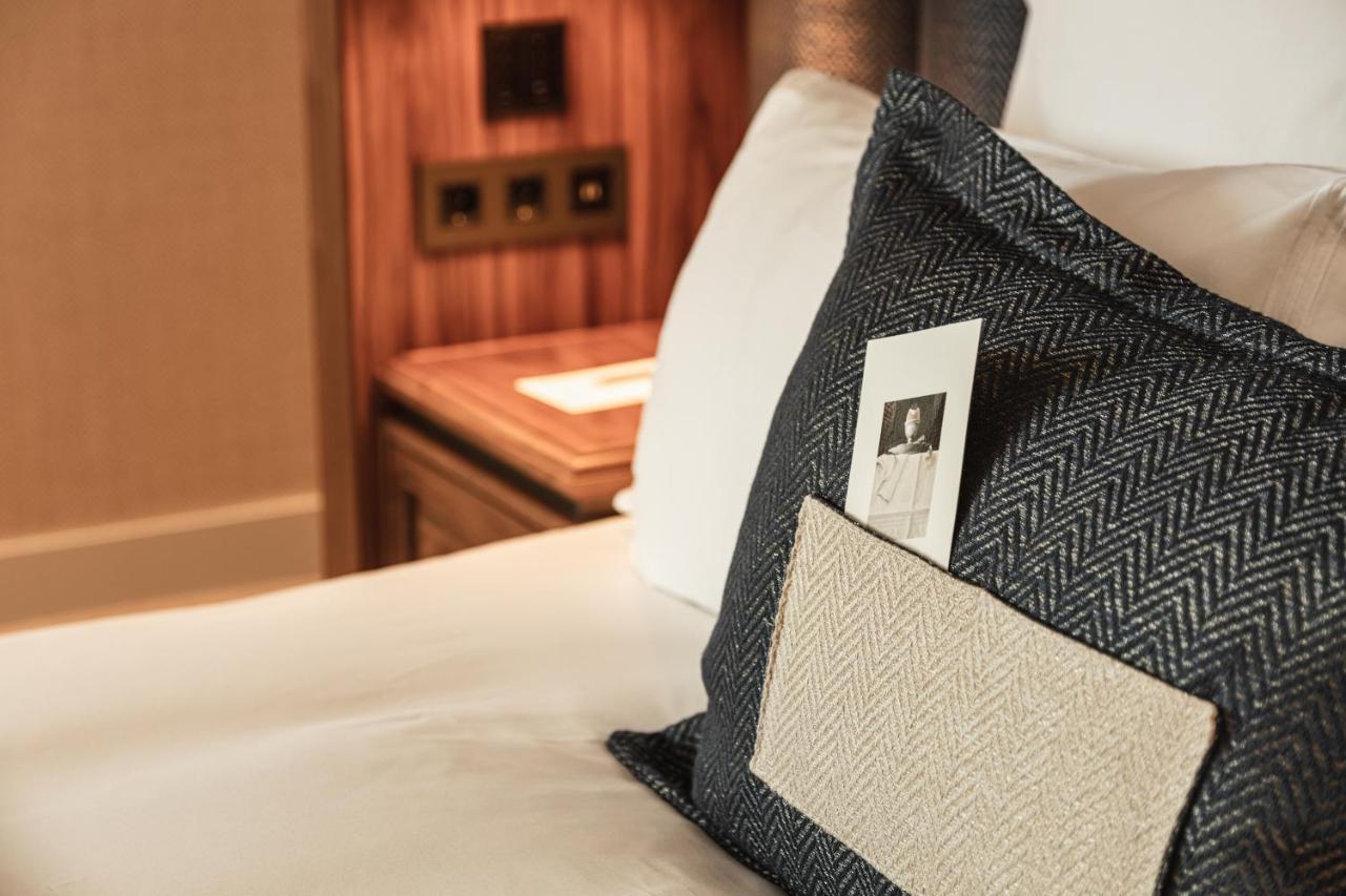 Hotel 717 Amsterdam Bagian luar foto A pillow menu