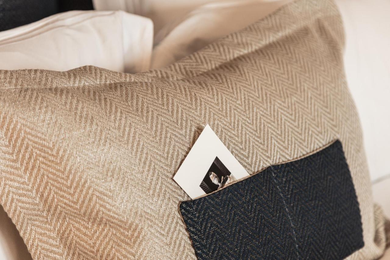Hotel 717 Amsterdam Bagian luar foto A business card in a pocket