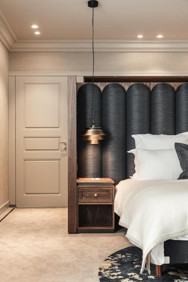 Hotel 717 Amsterdam Bagian luar foto A bedroom at the hotel