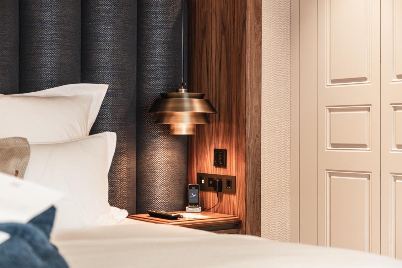 Hotel 717 Amsterdam Bagian luar foto A bedside table with a built-in USB charger