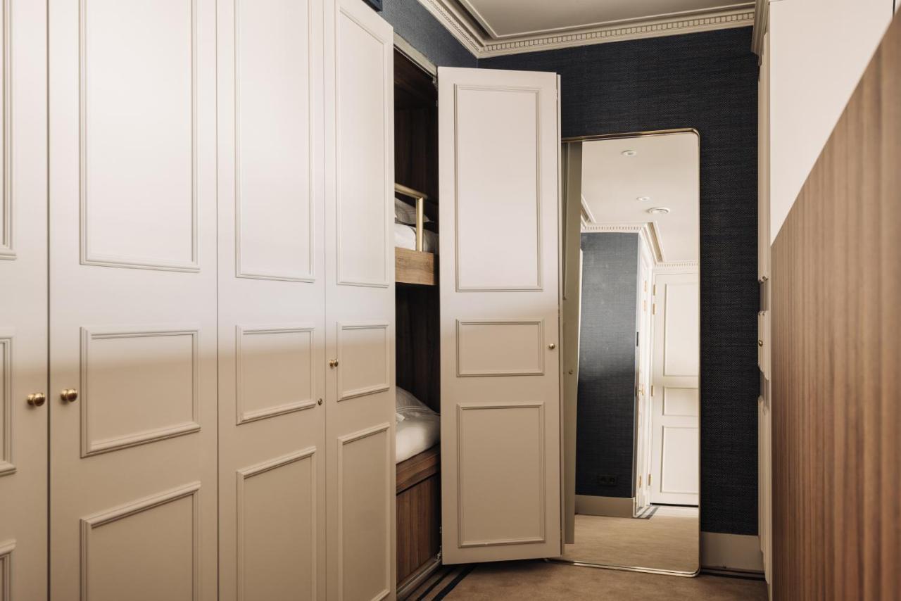 Hotel 717 Amsterdam Bagian luar foto A typical wardrobe