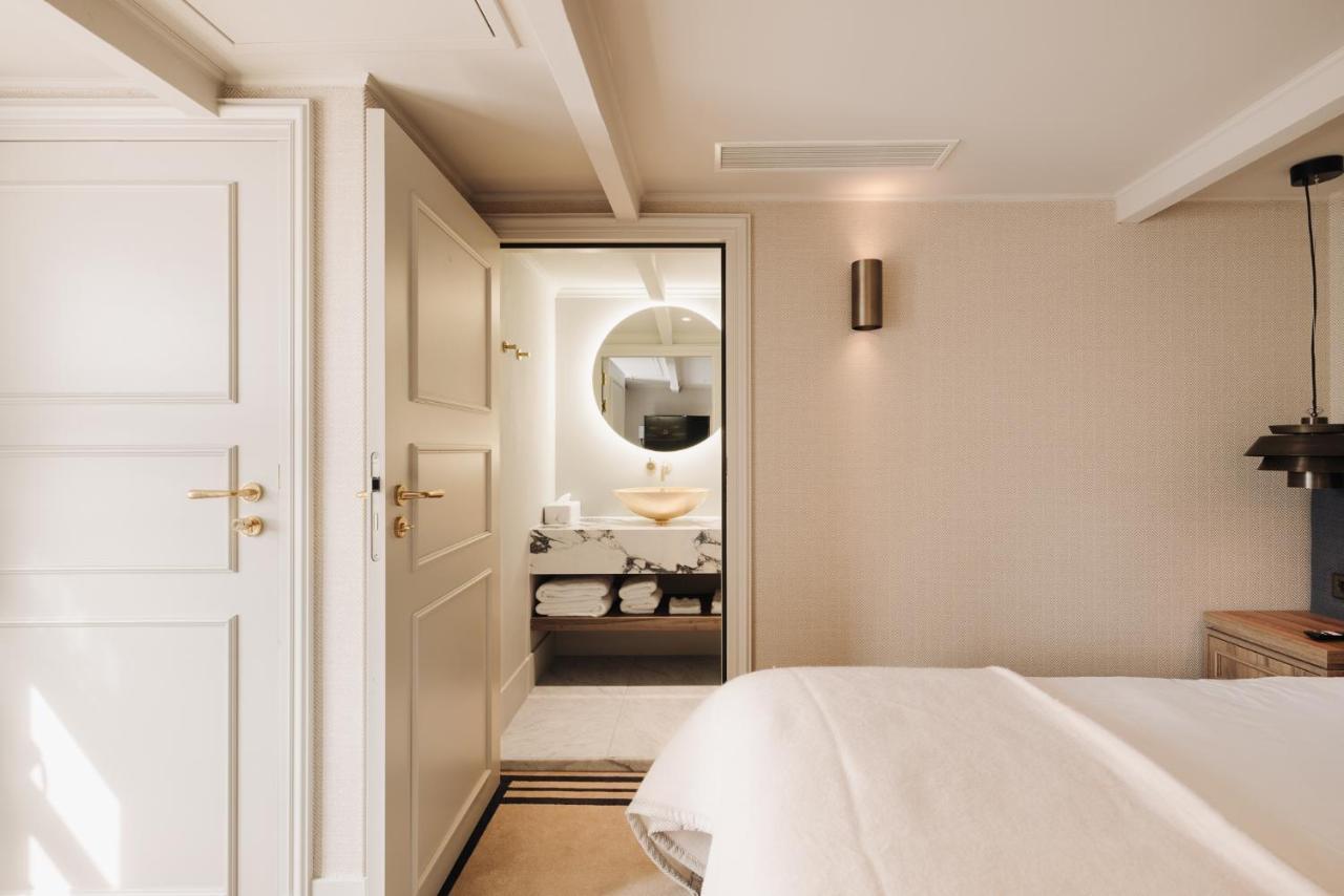 Hotel 717 Amsterdam Bagian luar foto A guest room at the hotel