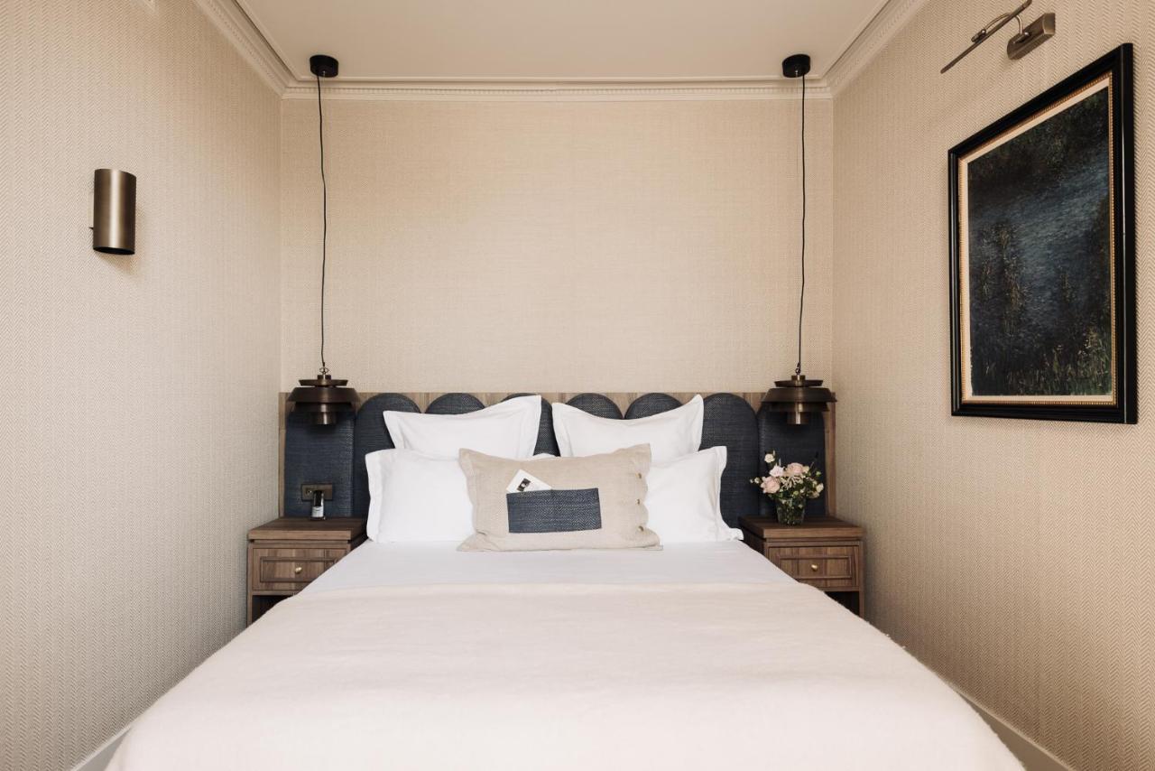 Hotel 717 Amsterdam Bagian luar foto A bedroom at the hotel