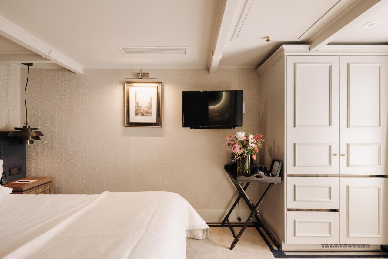 Hotel 717 Amsterdam Bagian luar foto A room at the hotel
