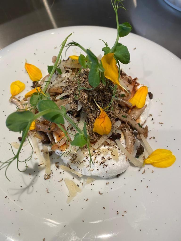 Hotel 717 Amsterdam Bagian luar foto A dish of goat's cheese with honey and flowers