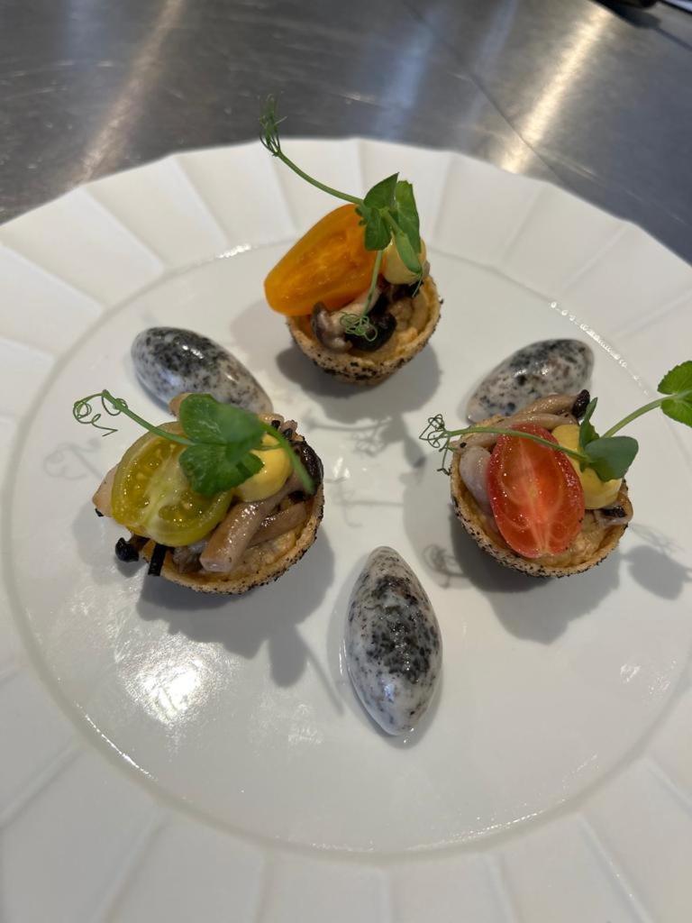 Hotel 717 Amsterdam Bagian luar foto Quail egg canapés