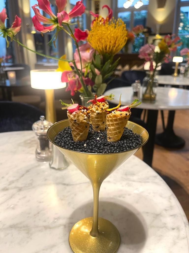 Hotel 717 Amsterdam Bagian luar foto Caviar and ice cream