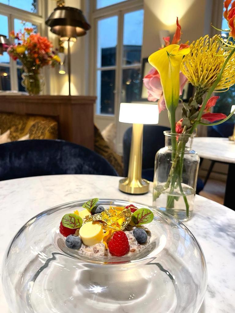 Hotel 717 Amsterdam Bagian luar foto A fruit salad
