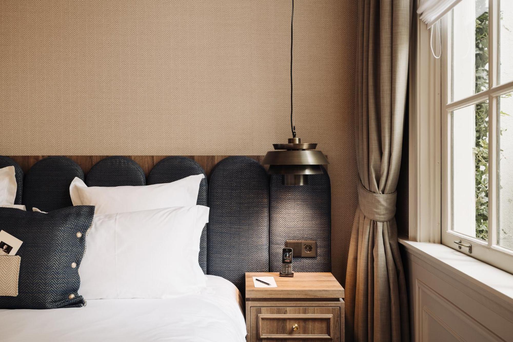 Hotel 717 Amsterdam Bagian luar foto A bedroom at the hotel